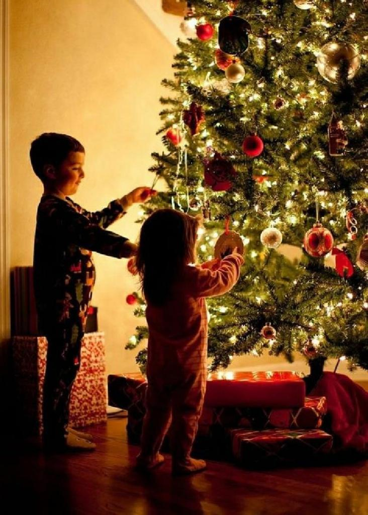 Друзья украшают елку. Наряжаем елку. Новый год семья. Семья наряжает елку. Дети наряжают елку.